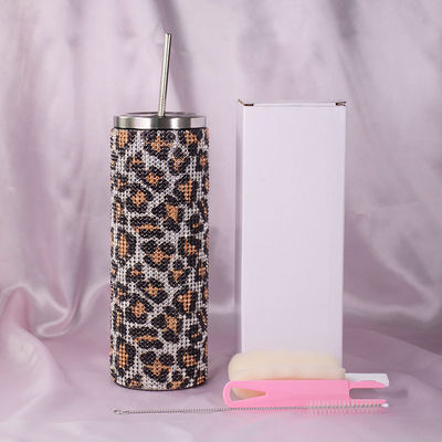 Купить Персонализированная 20 унций пластиковая бутылка с водой Bling Rhinestone Tumbler Бутылка с водой с ручкой и соломенными винтовыми крышками Двойная изоляция стен online manufacture