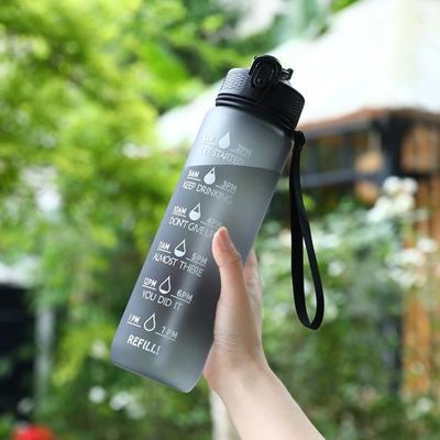 Купить Устойчивый к утечке BPA свободный мотивационный спортивный бутылка с водой с маркером времени 32 унции спортивная бутылка со соломой и ремнем для переноски идеальный размер легко переносить online manufacture