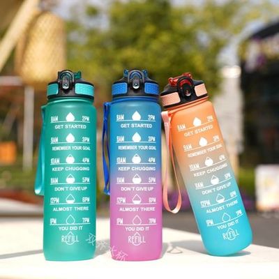 Портативная водонепроницаемая спортивная бутылка 32 унций многоразовая бутылка с мотивационным маркером времени и ремнем для ношения