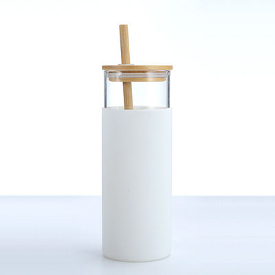 Пищевой белый 20 унций стеклянный бутылка с крышкой Силиконовый защитный рукав Бамбуковый крышка Стеклянная бутылка с водой для горячих и холодных напитков